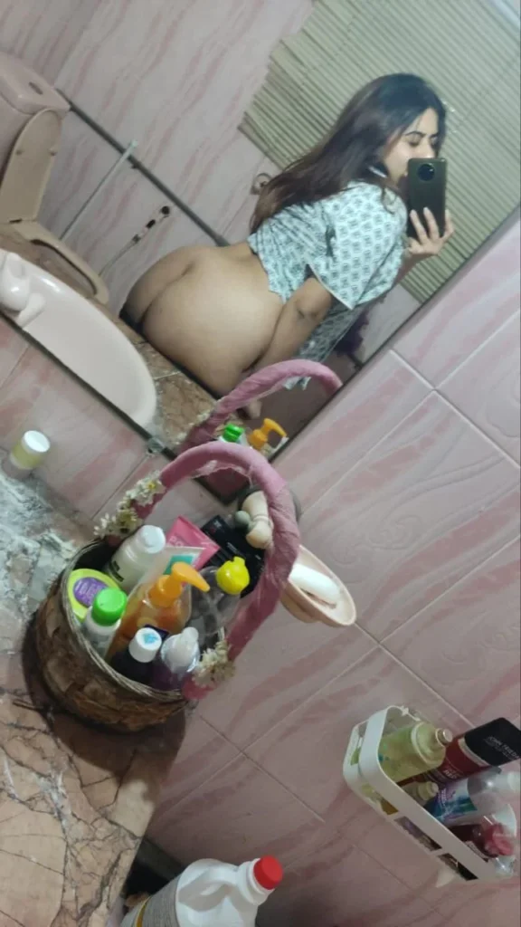 Nude Indian Girlfriend Selfie Photos Highlight Big Boobs 9