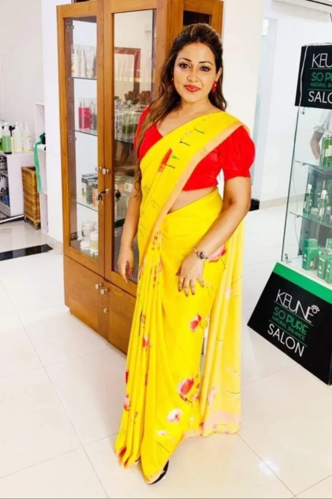 sexy body figure in a saree