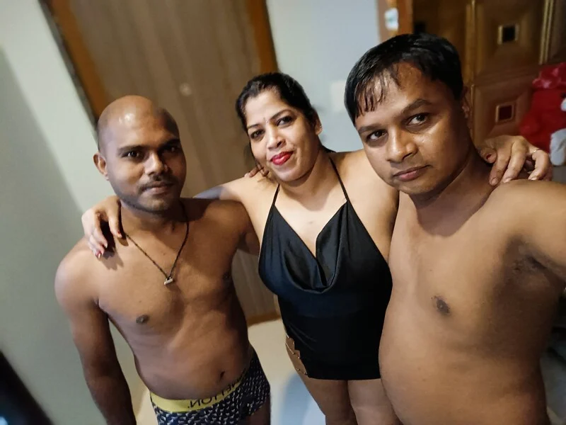 hot randi with twio guys in a hotel room