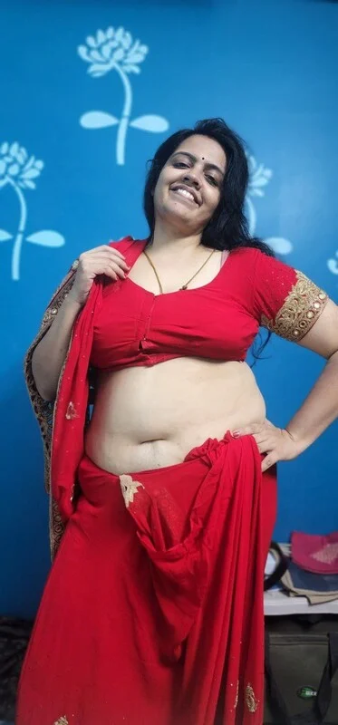 red hot aunty in a saree with navel show