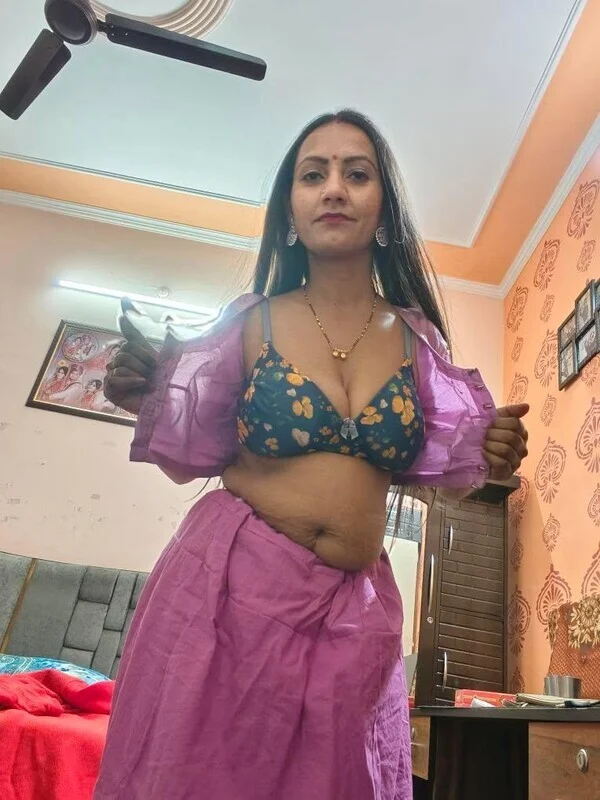 Famous Desi bhabhi with large boobs flashing in a topless outfit 5 Desi bhabhi sex photos